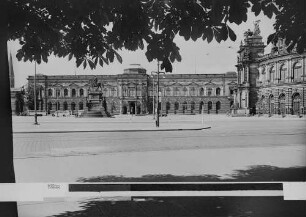 Dresden-Altstadt, Theaterplatz. Blick nach Südwest gegen Galerie Alte Meister und Opernhaus