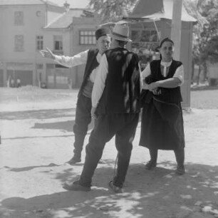 Die Stadt Karlowo im Rosental in Zentral-Bulgarien. Typisches Straßenbild. Bewohner aus Rosental in ihrer traditionellen Tracht im Gespräch
