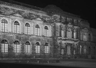 Dresden, Gemäldegalerie, Ostflügel und Mittelbau, Ansicht bei Nacht vom Theaterplatz aus