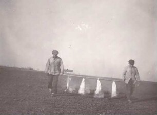 Foto Männer beim Aufbringen von Dünger