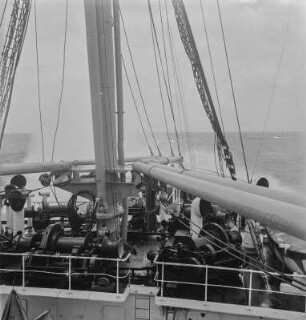 Wellengang : Wellen brechen sich am Bug eines Schiffes