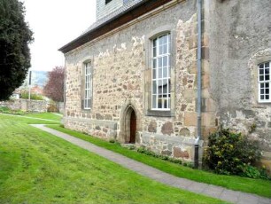 Konnefeld-Evangelische Kirche - Langhaus (gotische Gründung 14 Jhd) über Traufseite Süd von Südosten mit gewänderter Tür sowie Choransatz (im 18 Jhd)