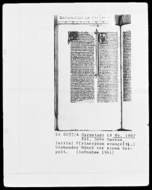 Biblia sacra mit Missale — Initiale P (rincipium evangelii Jesu Christi) mit stehendem Mönch vor einem Betpult, Folio 509verso