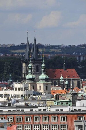 Stadtübersicht : Vom Turm des Neustädter Rathauses am Karlsplatz bietet sich ein guter Rundblick über die Altstadt von Prag. Bildmitte Hintergrund: die beiden Türme der gotischen Teyn-Kirche