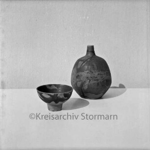 Juscha und Siegfried Schneider-Döring: Kunstkeramiker: Werke: Schale, Vase: vor weißem Hintergrund