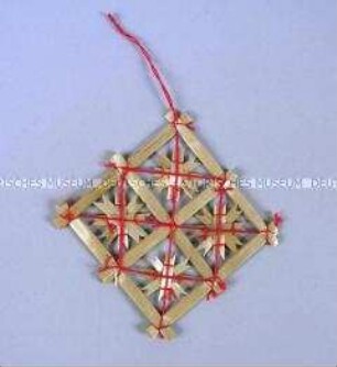 Christbaumschmuck: quadratischer Anhänger mit Sternen