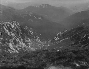 Bergtal : Blick in ein bewaldetes Bergtal