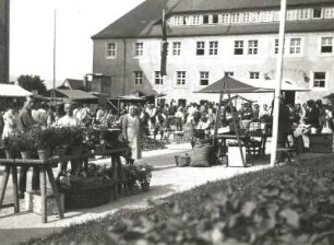 Seifhennersdorf, Rathausplatz. Wochenmarkt mit Verkaufsständen