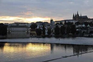 Prag - Kleinseite am Abend : Blick am Abend über die Moldau zum Burgberg Hradschin. Aufgenommen am 31. Juli 2009 in Prag
