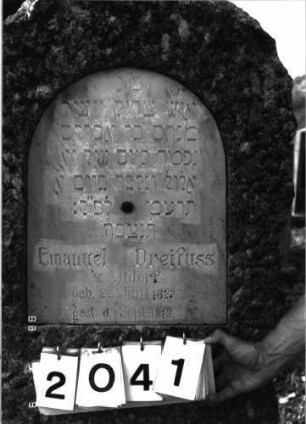 Grabstein 2041 (Index: 100096909) Maße HxBxT: 119x64x24 cm: Grabstein 2041 (Detailaufnahme)
