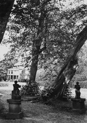 Pulsnitz. Rittergut, Schlosspark : Pulsnitz, ehemaliges Rittergut. Schloßpark mit Skulpturen, im Hintergrund Barockschloß mit Anbau