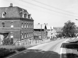 Markneukirchen-Wernitzgrün. Zollstraße mit Wohnhäusern Nr. 22, 20 und 18