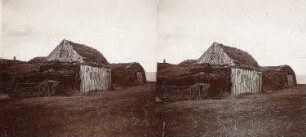 Akureyri, Island. Fischergehöft mit Rasensodendeckung auf einem Hügel über der Stadt