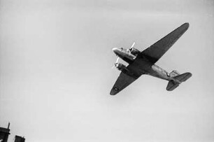 Berlin (West). "Zaungast der Luftbrücke". Tieffliegendes Transportflugzeug der US Air Force ("Rosinenbomber")