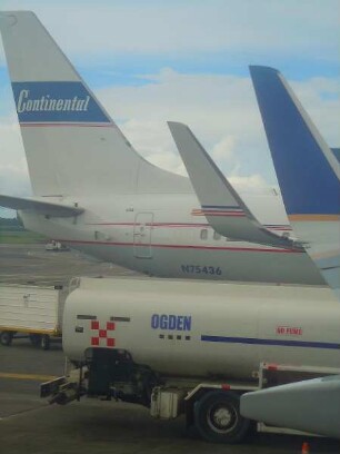 Airport Panama - Leitwerk eines Jets : Leitwerk einer Continental-Maschine und ein Tankwagen. Aufgenommen am 26. August 2011 im Flughafen Panama-City