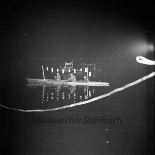 Karpfenfest: Neuhöfer Teich: Nachtaufnahme: Lampionkorso der Reinfelder Rudergemeinschaft: Ruderboote, mit Lampionketten geschmückt: im Vordergrund Leine quer durchs Bild, 10. Oktober 1965