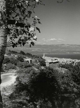 Blick auf Vrbnik von der Insel KRK