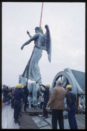 Abbau der Quadriga vom Brandenburger Tor, Umsetzen der Victoria per Kran