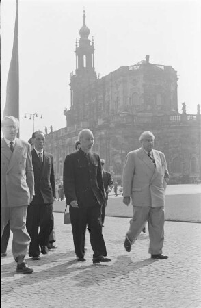 Dresden-Altstadt. Hồ Chí Minh, Präsident der Demokratischen Republik Nordvietnam, auf dem Theaterplatz