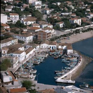 Limnos (antiker Name: Lemnos). Mýrina. Der Mandráki-Hafen mit seinen Fischerbooten und Kaikia