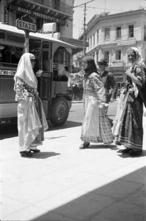 Athen: "Zigeuner" [Mädchen] am Autobus
