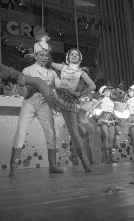 Damen- und Fremdensitzung der Großen Karnevalsgesellschaft 02 in der Stadthalle.