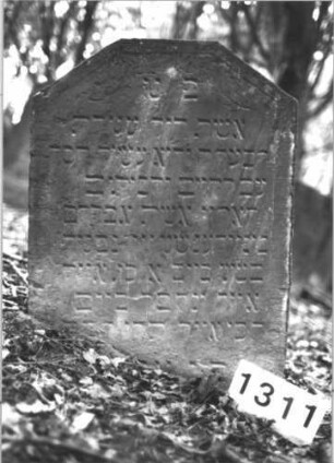 Grabstein 1311 (Index: 99900182) Material: Sandstein Zustand: an den Rändern etwas verwittert Maße HxBxT: 84x63x9 cm Beschreibung: Stele mit abgeflachtem Dreiecksabschluss, im Dreiecksfeld Ranken Symbolik: Ranken Besonderheit: kulturhistorisch wertvoll / hist.-wiss. Gründe (Gemeindestellung): Grabstein 1311