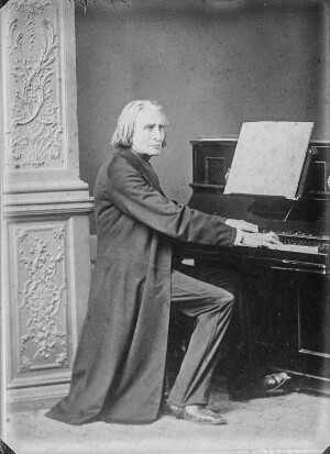 Ganzfigur Franz Liszt am Klavier