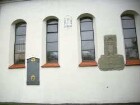-Langhaus über Traufseite Süd-im Kern Neubau 1583 - Barock (1817) erhöht und Fenster vergrößert-angebrachter gußeiserner Grabstein und Alabasterepitaph