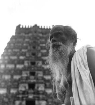 Guru vor einer Tempelanlage : Kanchipuram (Indien). Guru vor einer Tempelanlage