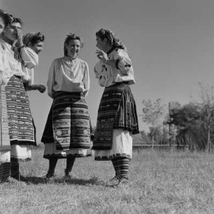 Tanzgruppe. Tänzerinnen einer Folkloregruppe in bulgarischer Tracht