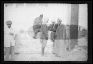 Nador (?) (Marokko): 5 Einheimische vor einem weißen Gebäude