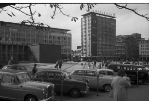 Essen: Gildenplatz [Kennedyplatz] mit Hochhaus