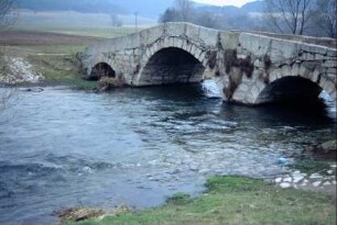 Steinbogenbrücke mit drei Bögen über die Ilm, davor eine Furt