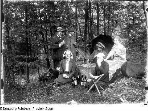 Picknick der Familie Quarck im Wald, im Vordergrund die Gattin des Künstlers Elsa Quarck, in der Hängematte Henriette Quarck, die Mutter des Künstlers sitzend