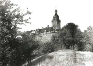 Falkenstein/Harz. Burg (um 1120). Ansicht mit Bergfried von Südosten