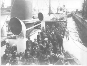 Kreuzfahrten der Hamburg-Amerika Linie, um 1911/1913. Touristen auf einem Zubringer-Dampfer bei der Ankunft in einem Hafen