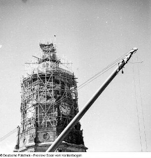 Eingerüsteter Rathausturm