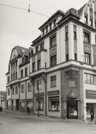 Wohnhaus mit Läden