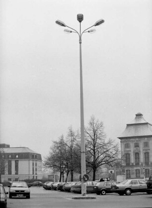 Fünfarmige elektrische Straßenleuchte auf Stahlhohlkastenmast : Dresden-Neustadt, Palaisplatz. Fünfarmige elektrische Straßenleuchte auf Stahlhohlkastenmast. Im Mittelgrund Hotel Bellevue und Japanisches Palais