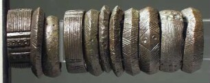 Einer von elf Ringen mit Strichmusterung und zum Teil mit kleinen Kreisornamenten