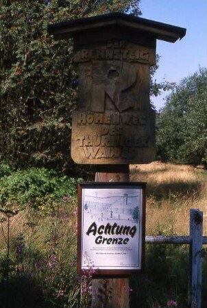 Reinsteigschild mit Grenzhinweis : Rennsteigschild mit Grenzmarkierung, aufgenommen ca. 1985