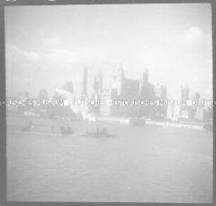 Abfahrt von New York zur Afrika-Rundreise, Hafen und Skyline von New York