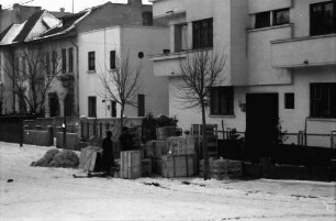 Bukarest: Umzugskisten vor Hauseingang