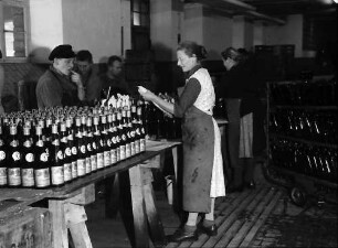 Oberrotweil: Winzergenossenschaft; Flaschenetikettierung und Versand