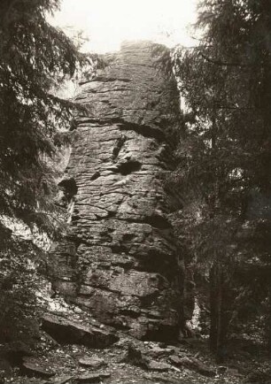 Czorneboh : Lausitzer Bergland. Czorneboh (obersorbisch: Čornobóh) auch Schleifberg. Teufelsfenster (Frageloch)