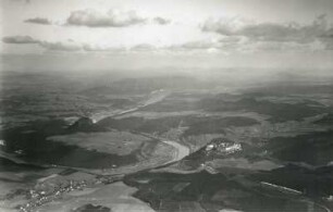 Sächsische Schweiz. Elbschlinge bei Königstein gegen Winterbergmassiv und Rosenberg (Růžovský vrch). Luftbild-Schrägaufnahme von Westnordwest