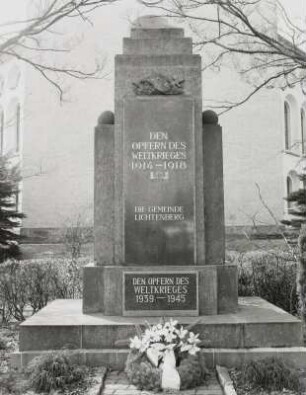 Denkmal für die Opfer des 1. Weltkrieges : Denkmal für die Opfer des 1. und 2. Weltkrieges. Granit? (nach 1918 und nach 1945). Lichtenberg (Kreis Bischofswerda), Kirchhof