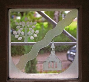 Kreistagssitzungssaal: Fensterfront: Wappen der Gemeinde Köthel