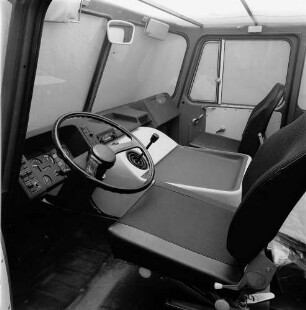 Innengestaltung Fahrerhaus LO 3000 : Modell der Innengestaltung des Fahrerhauses des Lastkraftwagens LO 3000 eingebaut in eine Rohbaukabine im Maßstab 1 : 1 für VEB Robur-Werke Zittau